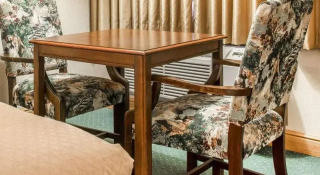 Шестиместный номер Standard Quality Inn & Suites Mackinaw City Beachfront