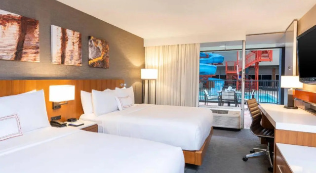 Четырёхместный номер Standard с видом на бассейн Sonesta Hotel Grand Rapids Airport
