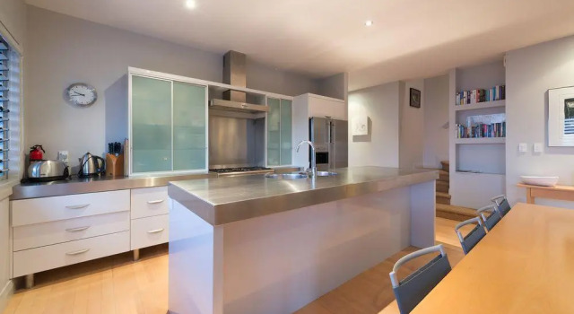 Sea Breeze Lodge, Rezerwuj Hotel Hotele w Auckland Region z parkingiem, Parking