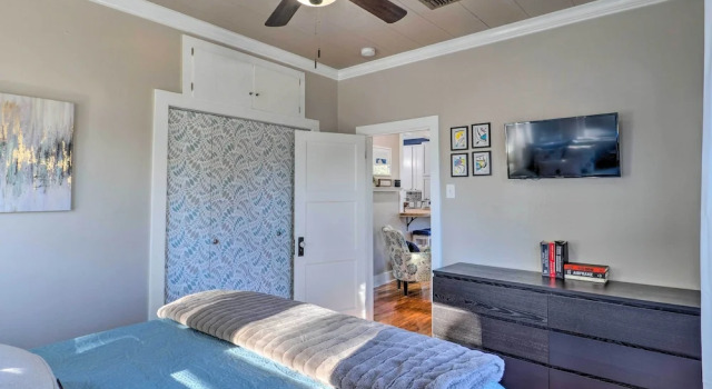 Central Cottage w/ Grill, 1 Mi to Cajun Field, Забронировать Дом для отпуска Лафайетт Acadiana, рядом с Youth Park