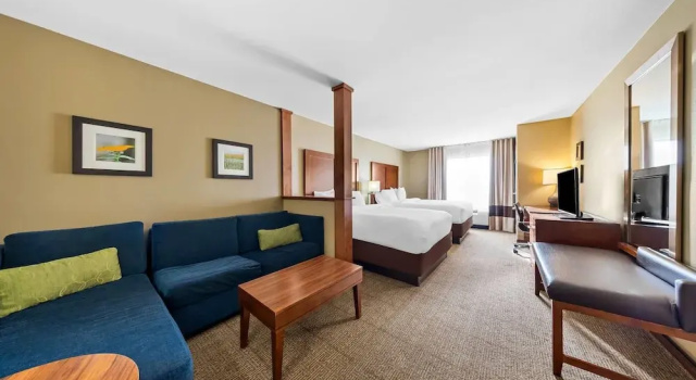 Четырёхместный полулюкс Comfort Inn & Suites West - Medical Center