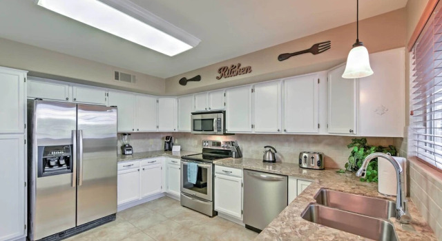 Коттедж Hot Tub & Pool: Stunning Goodyear Home Near Lakes