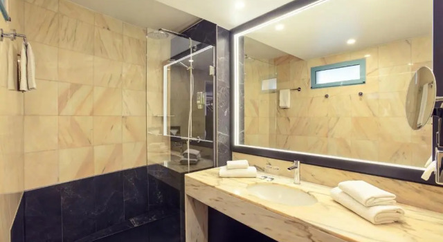Двухместный номер Superior с балконом и с видом на сад Mercure Paris Saint-Ouen
