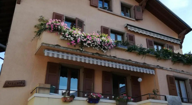 Chez Cathy chambre chez l'habitante, Book Hotel Hoteller i Sion med parkering, Parkering