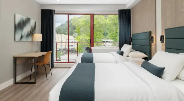 Четырёхместный номер Deluxe с балконом и с видом на горы Harrison Beach Hotel