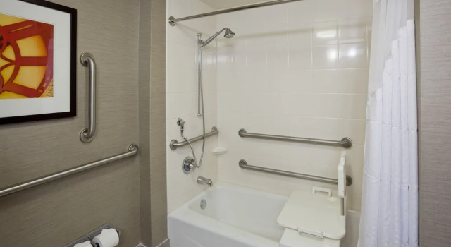 Четырёхместный люкс Holiday Inn Express & Suites Bloomington West by IHG