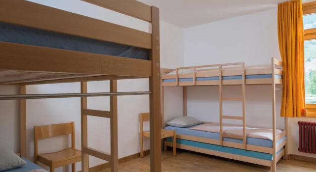 Кровать в общем номере Pontresina Youth Hostel