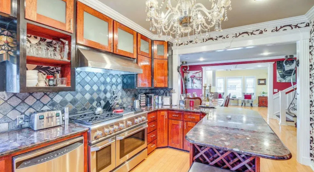 Spacious Houston Home w/ Deck ~ 2 Mi to Downtown!, Забронировать Дом для отпуска Отели Хьюстона с парковкой, рядом с Театр Ensemble, Парковка