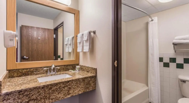 Номер Standard AmericInn by Wyndham Wisconsin Dells