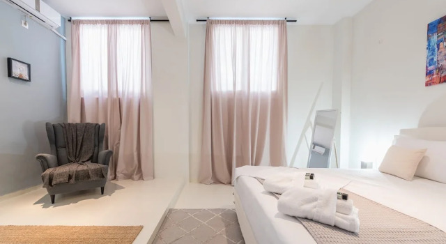 Stylish and Spacious Koukaki Apartment by Cloudkeys, Забронировать Апартаменты/квартира Неос-Космос Афины, рядом с Холм Филопаппос