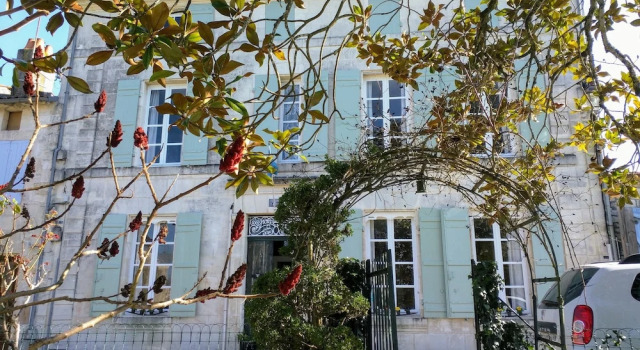Quai des Fleurs, Book Hotel Saint-Savinien Charente-Maritime