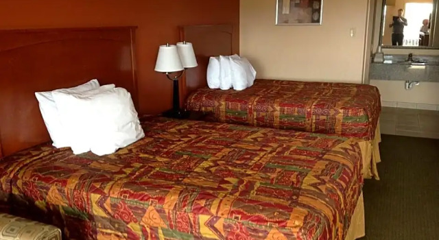 Шестиместный люкс Budgetel Inn and Suites