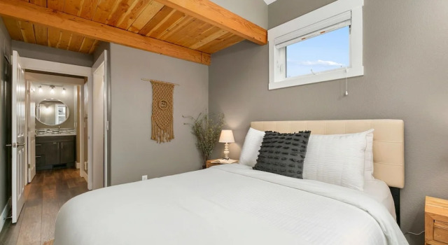 Luxury Living Walk to Poudre Trail and Old Town!, Забронировать Апартаменты/квартира Отели Форт-Коллинс с парковкой, рядом с Global Village Museum of Arts and Cultures, Парковка
