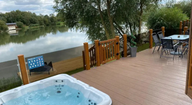 Indulgence Lakeside Lodge i2 with hot tub, private fishing peg situated at Tattershall Lakes Country Park