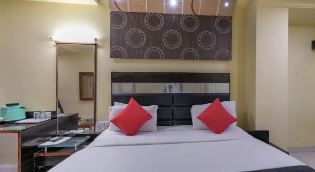 Двухместный номер Deluxe с балконом Capital O 891 Hotel Kadamb Inn