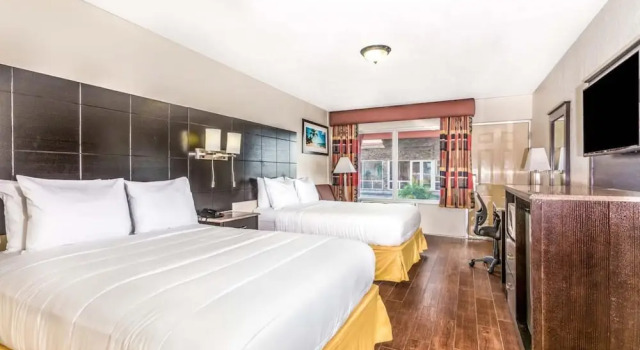 Четырёхместный люкс Econo Lodge Inn & Suites Florida City