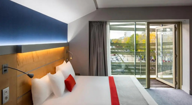 Двухместный люкс с балконом и Marina View Holiday Inn Express Paris-Canal De La Villette by IHG