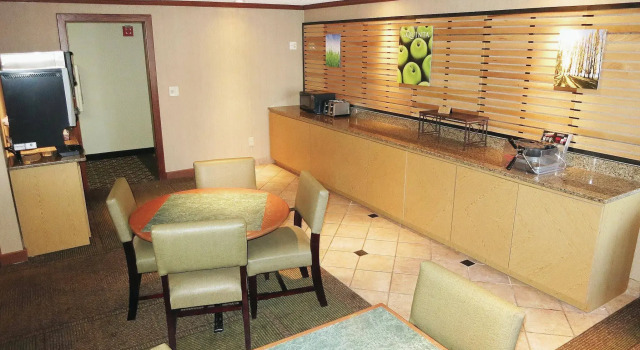 La Quinta Inn Milwaukee West Brookfield, Book Hotel Brookfield Wisconsin