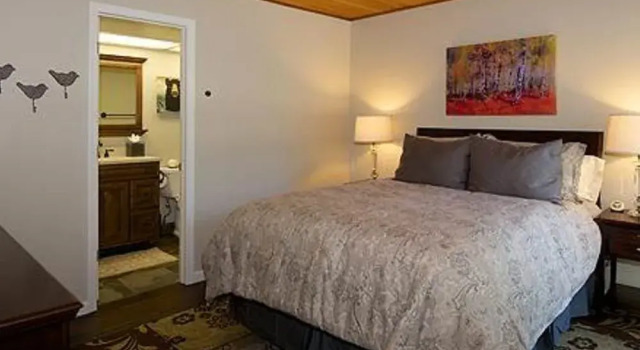 Completely Updated Forest Pines Condo by RedAwning