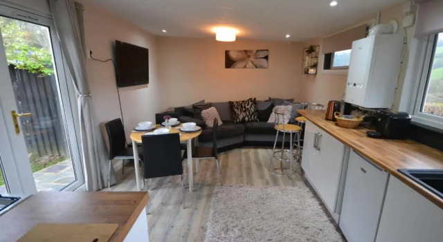 Коттедж 2-Bed Cabin Sleeps 4 -Small Pets Ok -Free Parking