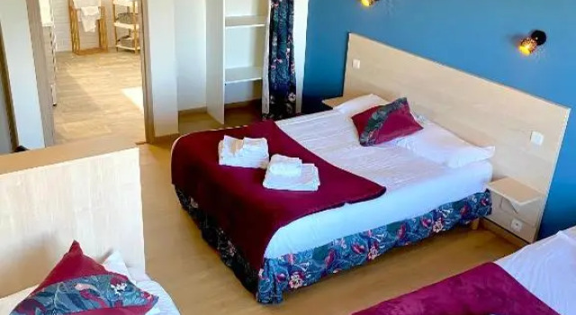 Четырёхместный номер Standard с балконом Hôtel Le Plaisance
