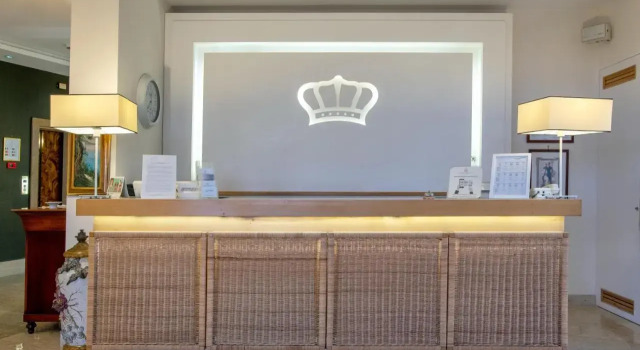 Boutique Hotel Regina, Забронировать Отель Отели Сорренто с парковкой, рядом с Железнодорожный вокзал Сорренто компании Чиркумвезувиана, Парковка
