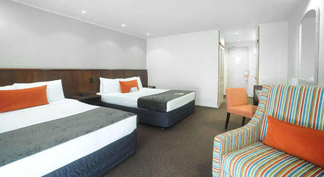 Четырёхместный номер Standard Quality Hotel Lincoln Green