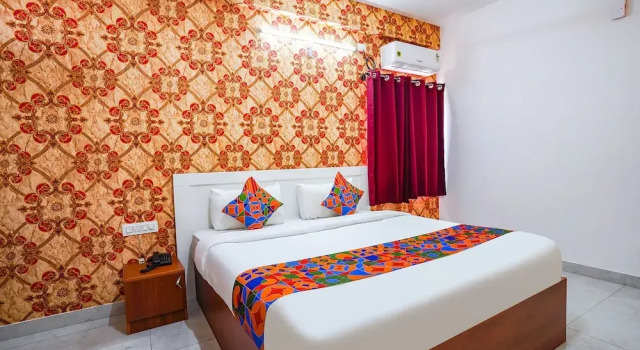Номер Premium FabHotel Royal Platinum Suites