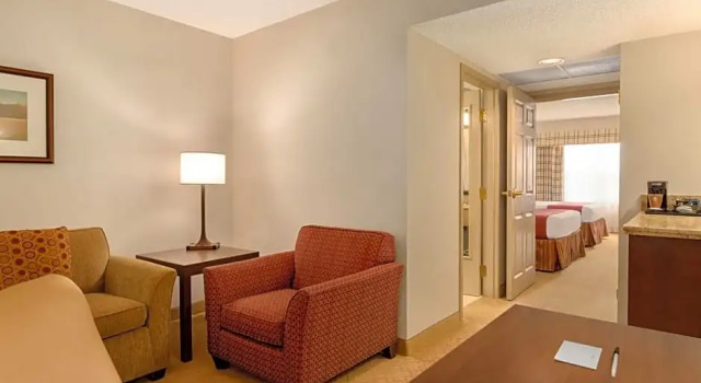 Четырёхместный люкс c 1 комнатой Country Inn & Suites by Radisson, Calgary-Northeast