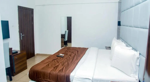 Люкс Deluxe Presken Hotels @ Opebi, Lagos