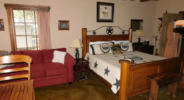 Люкс Luxury Equinox Inn at Canyon Lake