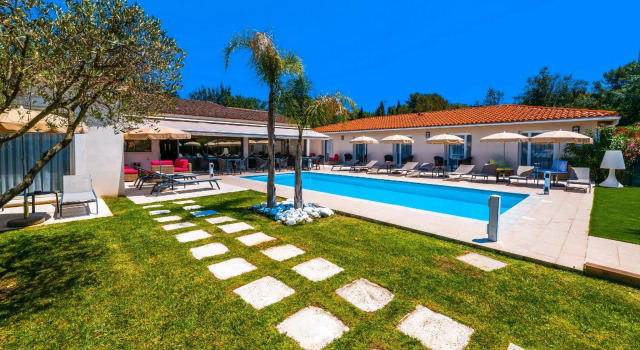 Кровать в общем номере Hôtel Villa Sophia