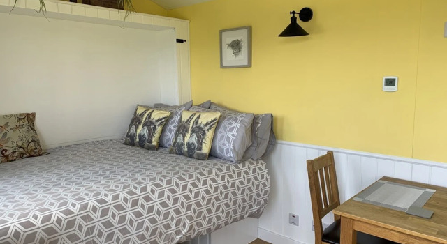 Shepherds Hut With Hot Tub, North Wales, Anglesey, Book Feriehus Menai Bridge Anglesey