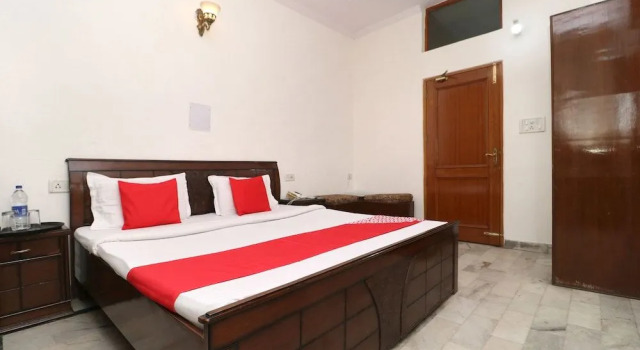 OYO 30237 Hotel Singh's 11, Book Hotel Mohali Punjab