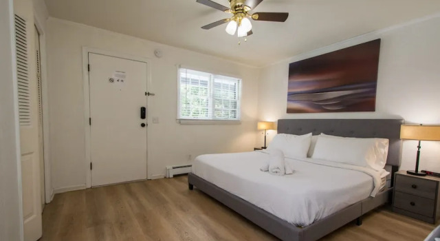 Апартаменты Lakeview 1BR Condo w Deck Walk to Village