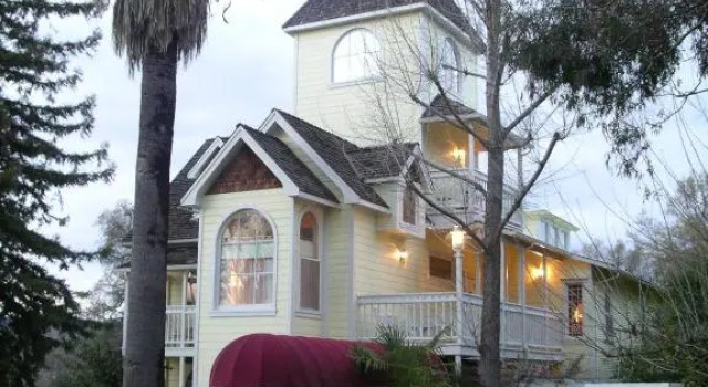 Номер Deluxe The Victorian Gold Bed and Breakfast