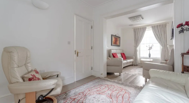 Lovely 4 Bedroom, 3 Storey East London House With Garden