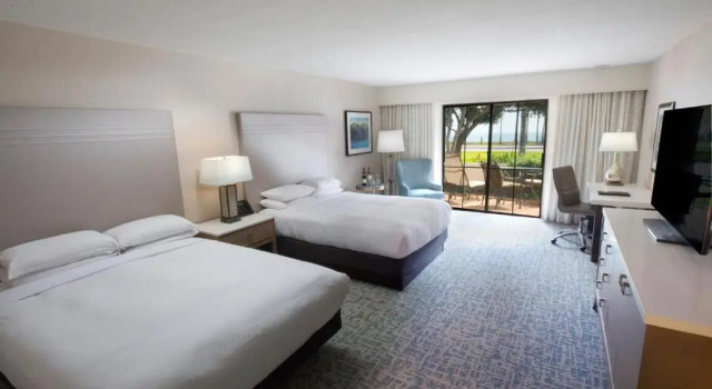 Четырёхместный номер Standard с видом на горы Hilton Santa Barbara Beachfront Resort