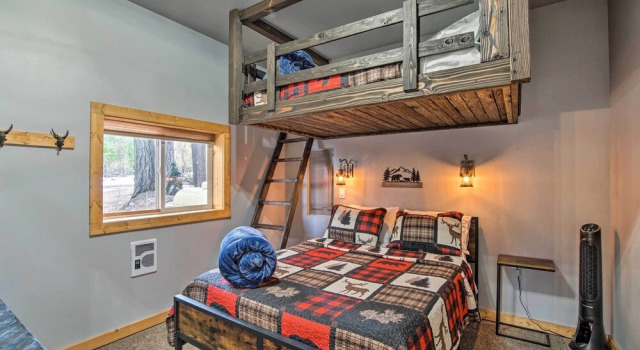 Modern Cabin - 2 Mi to Speelyi Beach!, Rezerwuj Dom wakacyjny Hotele w Ronald z parkingiem, Parking