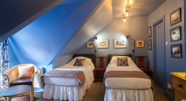 Pat în dormitor cu vedere la stradă Hill View House