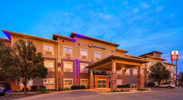 Кровать в общем номере Best Western Plus Butterfield Inn