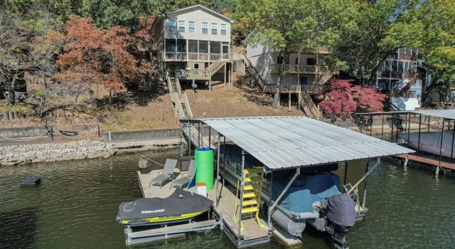 Коттедж Close to The Strip, Private Dock & Screened Deck!