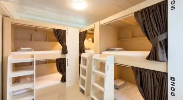 Кровать в общем номере Monument Stay