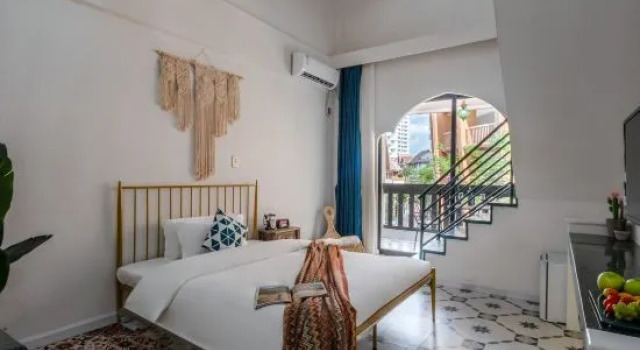 Семейный люкс с балконом Xishuangbanna Jinghong Monaco Hotel (Gaozhuang Star Night Market)