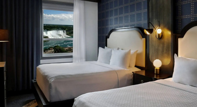Четырёхместный номер Deluxe с видом на воду The Brock Niagara Falls Fallsview, Tapestry by Hilton