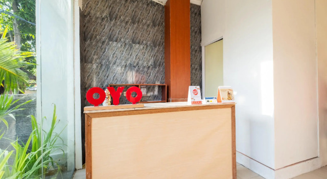 OYO 1695 Royal Senggigi Hotel, Забронировать Отель Отели Сенггиги с парковкой, рядом с Batu Bolong Temple, Парковка