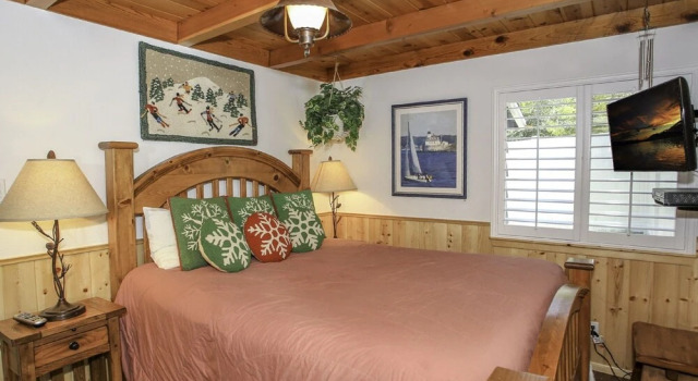 Grizzly Bear - Cozy Cabin With Forest Views! Outdoor Hot Tub And A Wood Burning Fireplace! 1 Bedroom Home