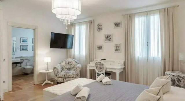 Luxury Lakefront Onassis 1 by Apt24, Забронировать Отель Сирмионе озеро Гарда