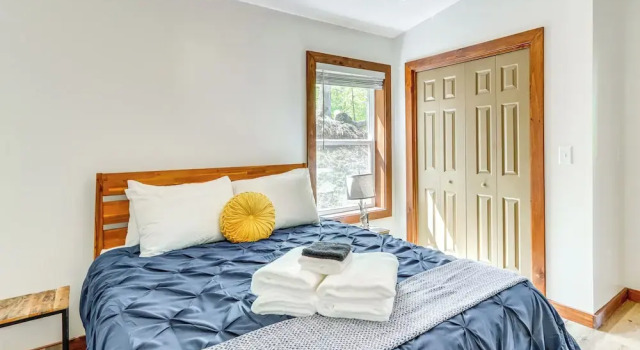 4 Mi to Dtwn Ellijay: Cabin w/ Pool & River Access, Rezerwuj Dom wakacyjny Domki letniskowe w Ellijay, Domek