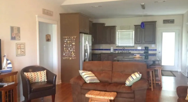 Flower Pot 3 Bedroom Home, Rezerwuj Dom wakacyjny Hotele w Bolivar Peninsula z parkingiem, Parking
